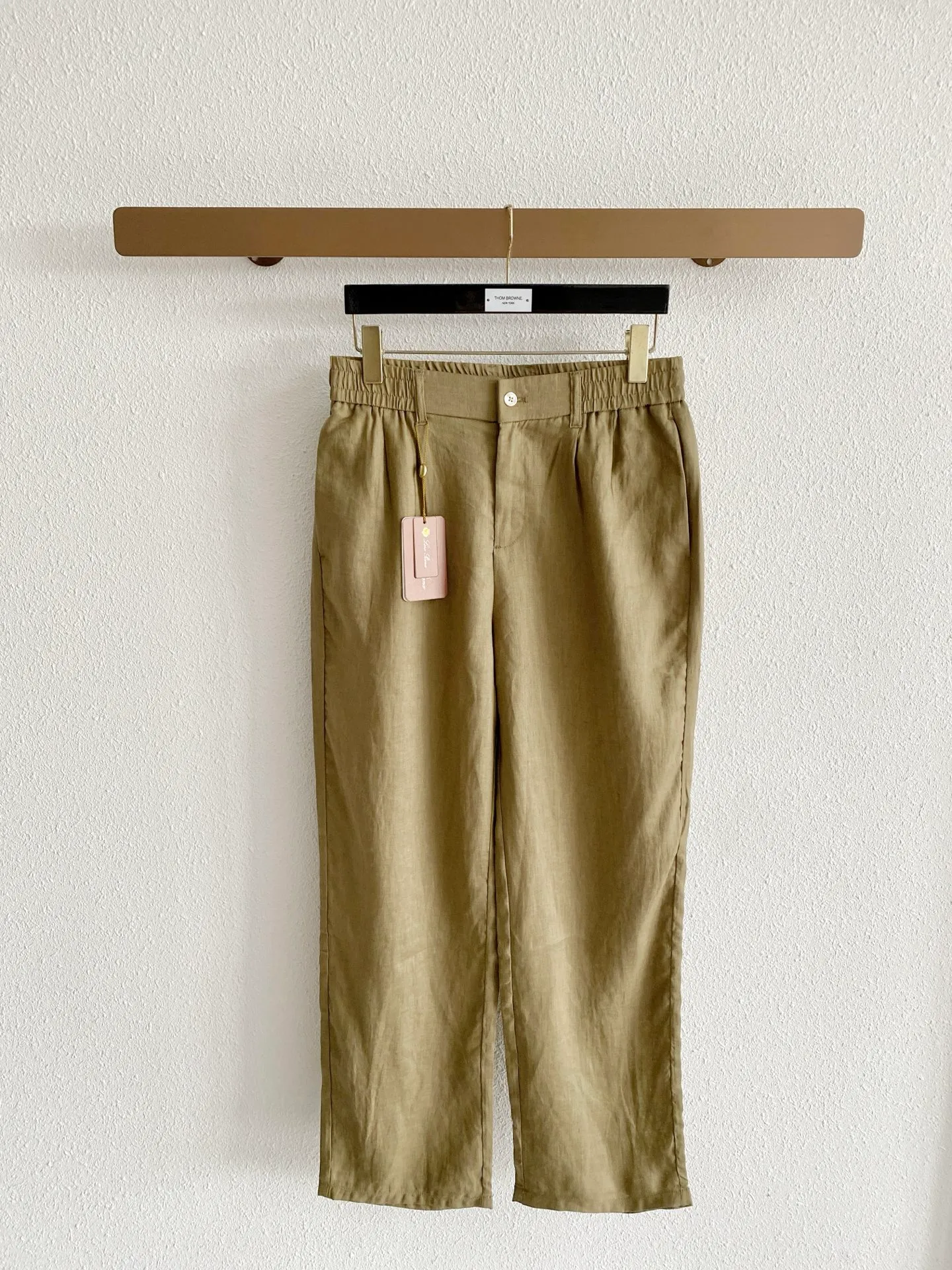 Loro Piana elastic waist linen wide-leg pants. Fabric: 100% Italian rain dew linen, the same fabric as Series vests and shirts. It has been processed by the brand's softening process to weaken the stiff and prickly feeling of the linen. It has a natural clear linen texture, matte low saturation texture, breathable heat dissipation, and is a must in spring and summer. It has loose and natural wrinkles after washing. Style and details: Loose straight wide-leg cut, the trousers are loose and loose, not clinging to the legs, to accommodate all kinds of leg shapes, the trousers are long enough to expose the ankles, refreshing and neat; Waistband design: single button on the front + standard placket, full elastic waist on both sides, no sense of restraint, taking into account the regular appearance of the trousers and the comfort of home leisure, it comes with belt loops to match with belts; The minimalist front panel without pleats is visually clean and neat; the hidden diagonal pockets on both sides are low-key and have no exposed logo; the straight trouser legs do not need to be deliberately rolled, and the natural drape creates a relaxed atmosphere. Color choices: pure white, native hemp Beige, Khaki olive green, matte black, covering all scenarios of commuting, vacation, and daily life. Style positioning: Italian holiday relaxed style, minimalist commuting, new Chinese casual style, same style unisex version for men and women, focusing on high-end complete sets without logos. Sizes:S-4XL